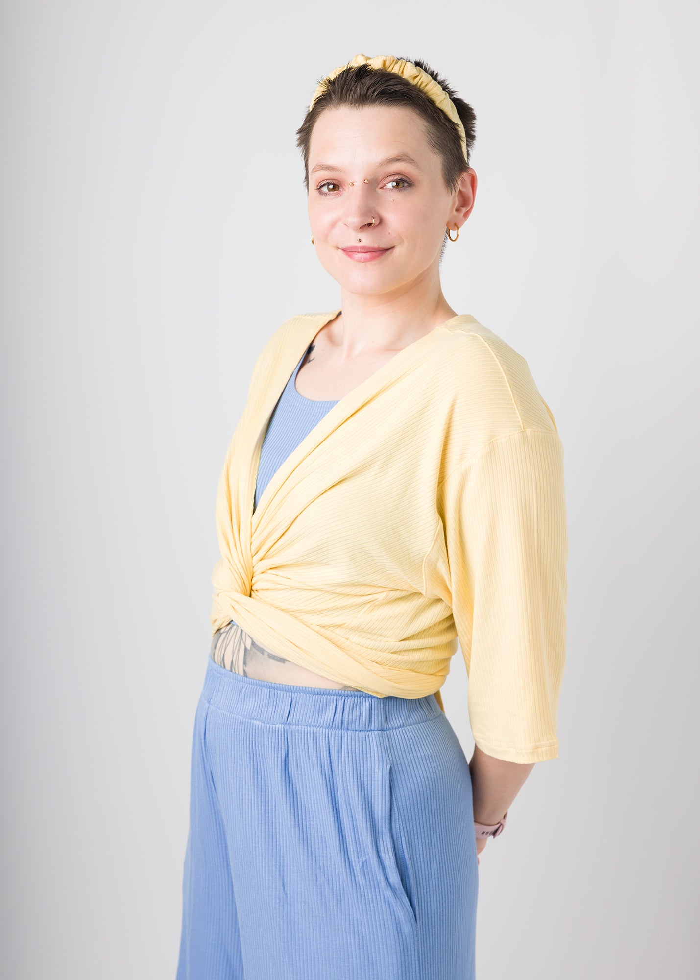 Melly trägt auf dem Foto 'Winja' Größe 1, Rippjersey 'butteryellow'