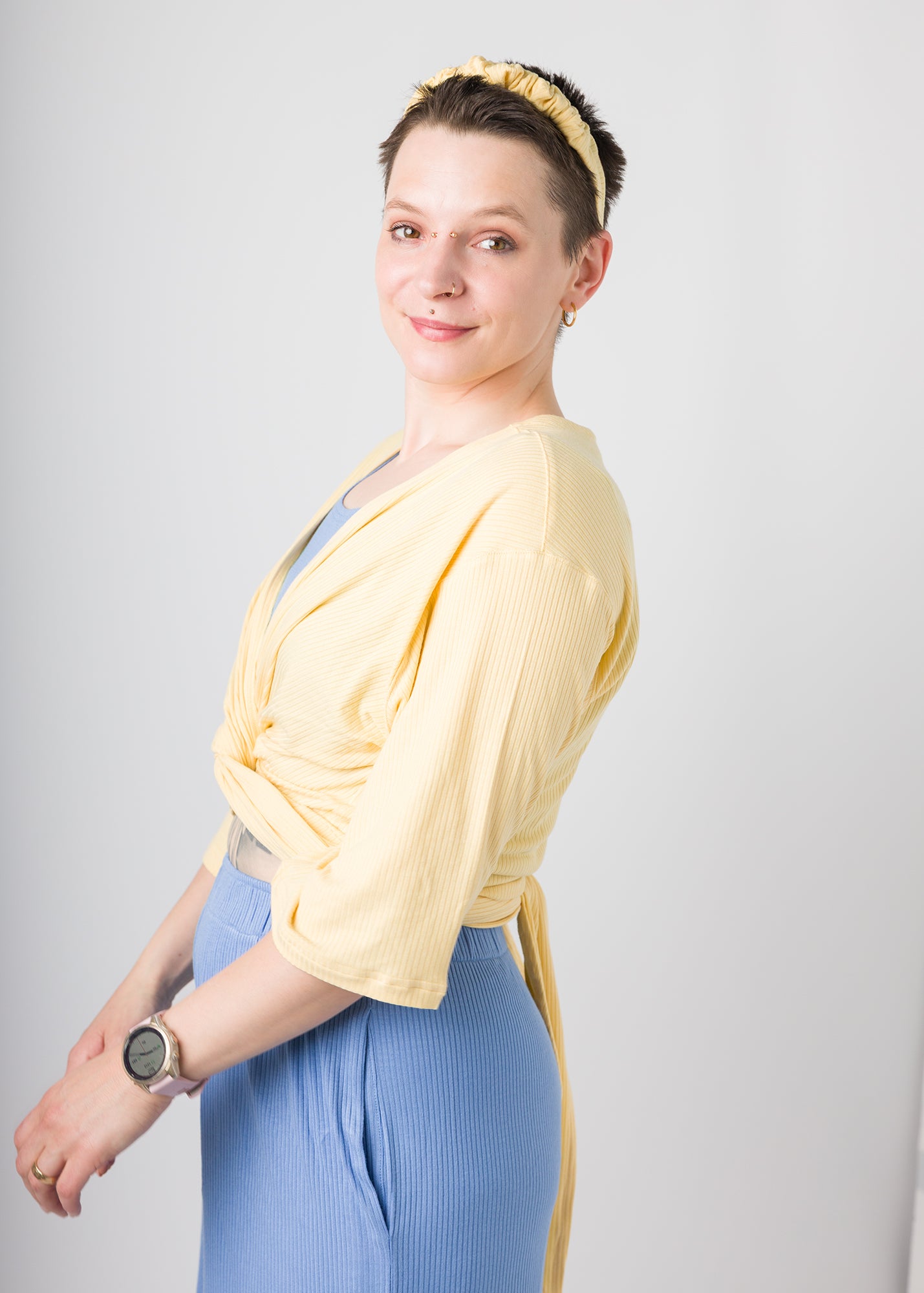 Melly trägt auf dem Foto 'Winja' Größe 1, Rippjersey 'butteryellow'