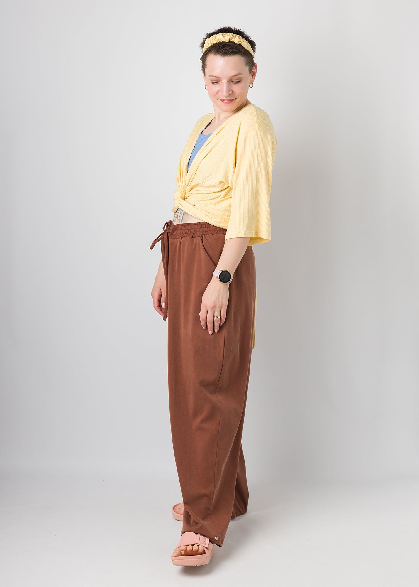 Melly trägt auf dem Foto 'Winja' Größe 1, Rippjersey 'butteryellow'