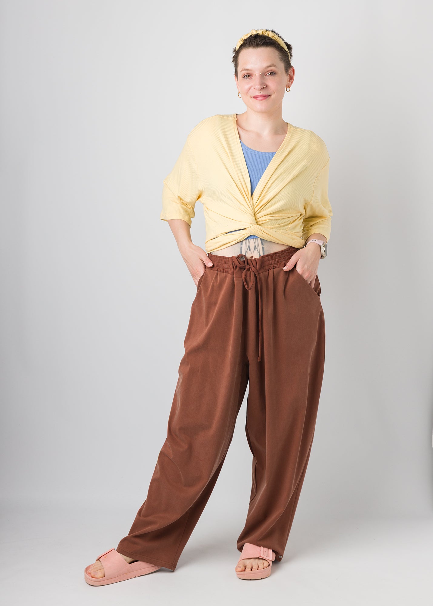 Melly trägt auf dem Foto 'Winja' Größe 1, Rippjersey 'butteryellow'