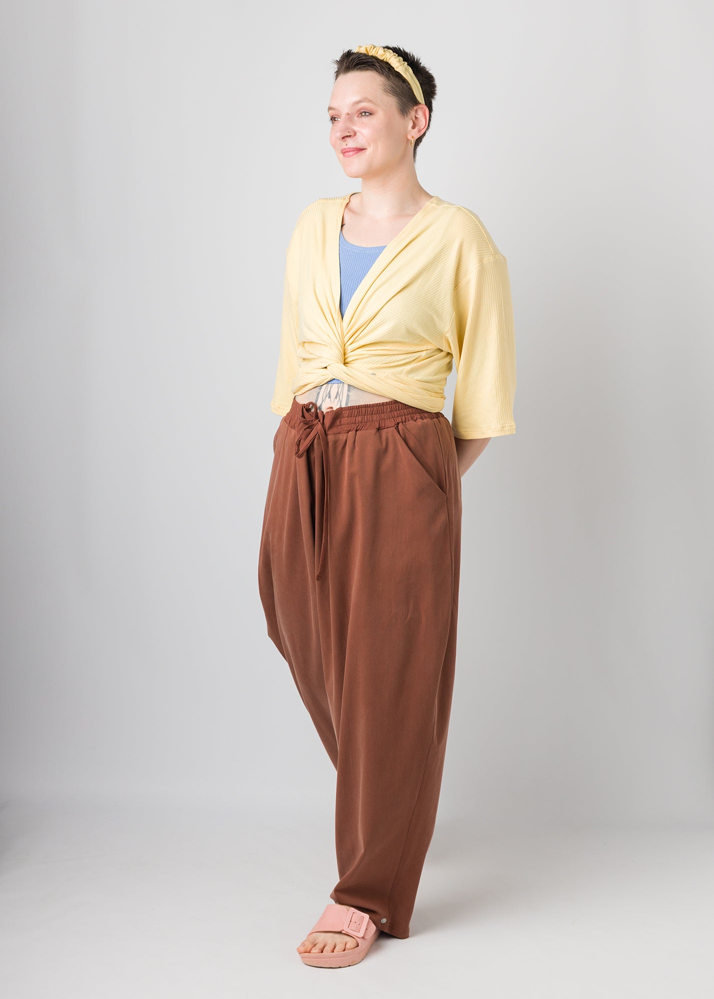 Melly trägt auf dem Foto 'Winja' Größe 1, Rippjersey 'butteryellow'