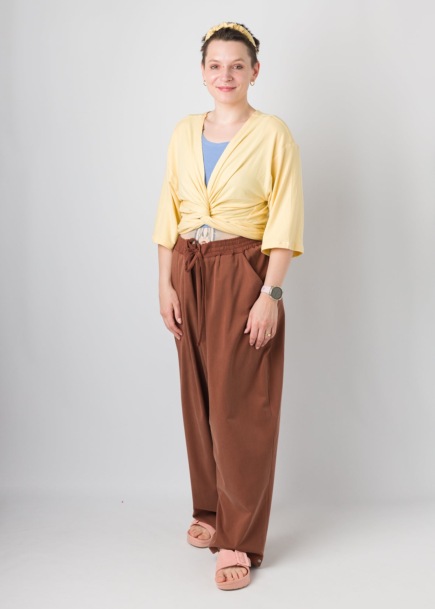 Melly trägt auf dem Foto 'Winja' Größe 1, Rippjersey 'butteryellow'