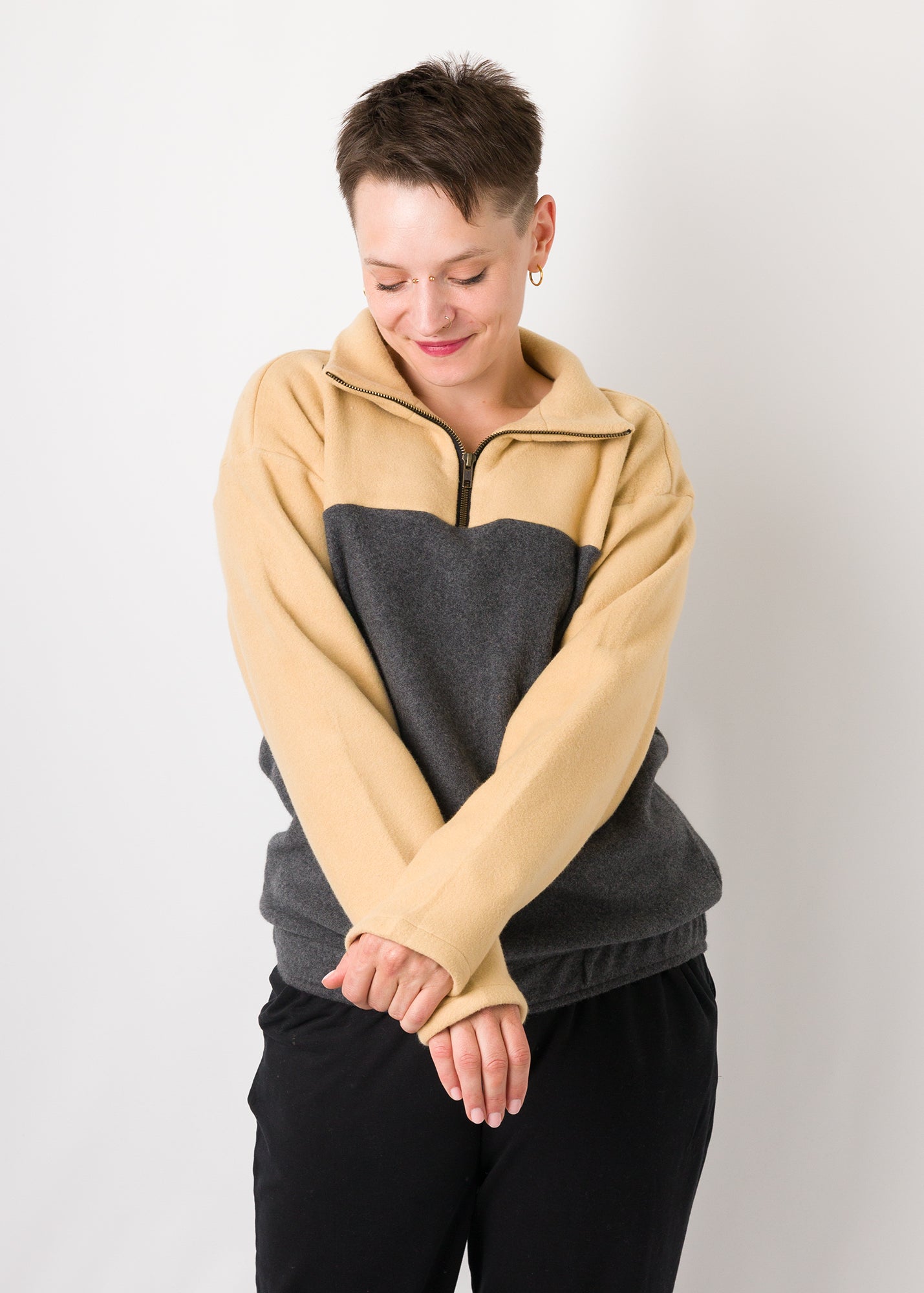 Melly trägt auf dem Foto 'Paul' Größe S, Fleece Ocker/Dunkelgrau
