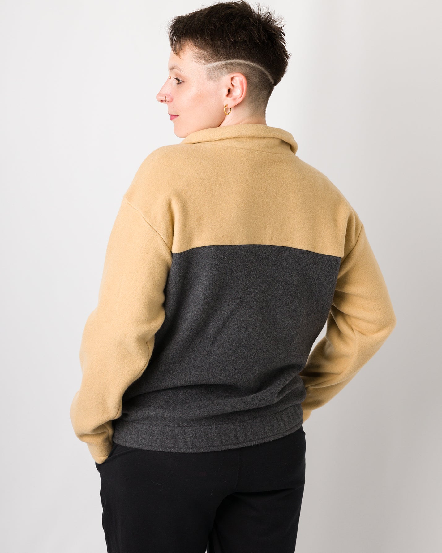 Melly trägt auf dem Foto 'Paul' Größe S, Fleece Ocker/Dunkelgrau