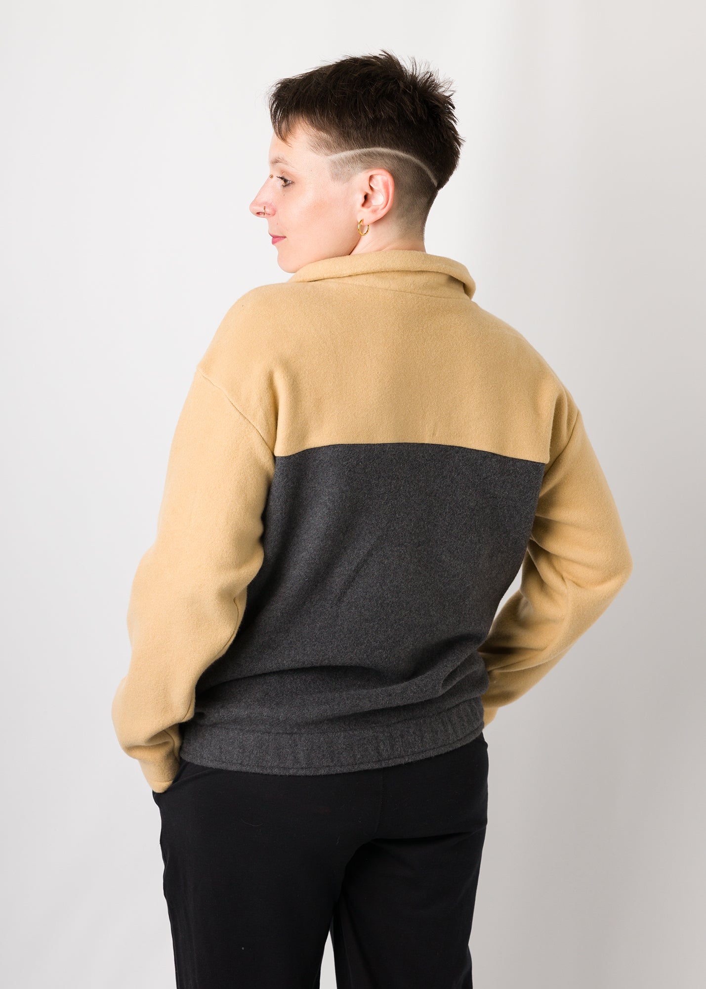 Melly trägt auf dem Foto 'Paul' Größe S, Fleece Ocker/Dunkelgrau