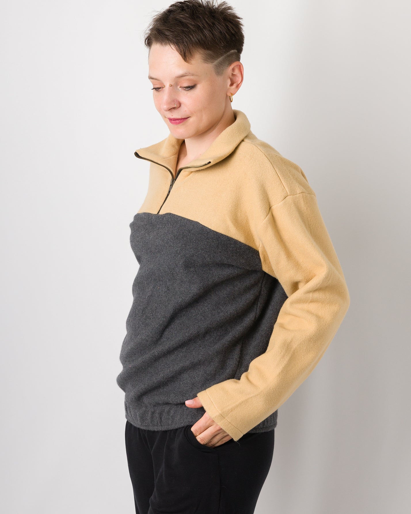 Melly trägt auf dem Foto 'Paul' Größe S, Fleece Ocker/Dunkelgrau