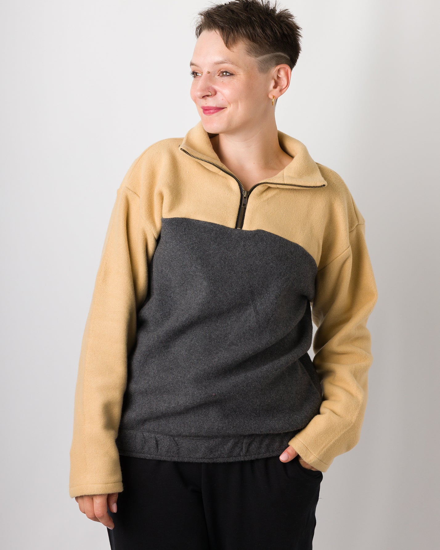 Melly trägt auf dem Foto 'Paul' Größe S, Fleece Ocker/Dunkelgrau