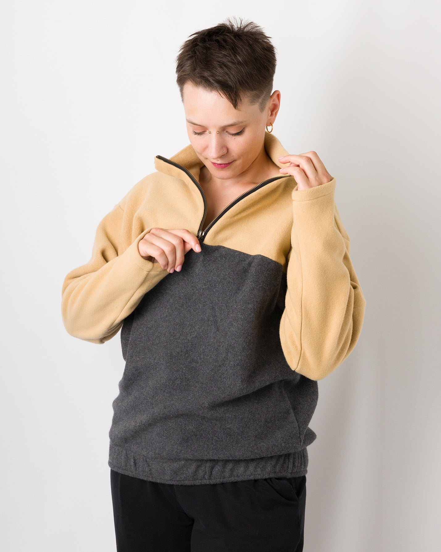 Melly trägt auf dem Foto 'Paul' Größe S, Fleece Ocker/Dunkelgrau