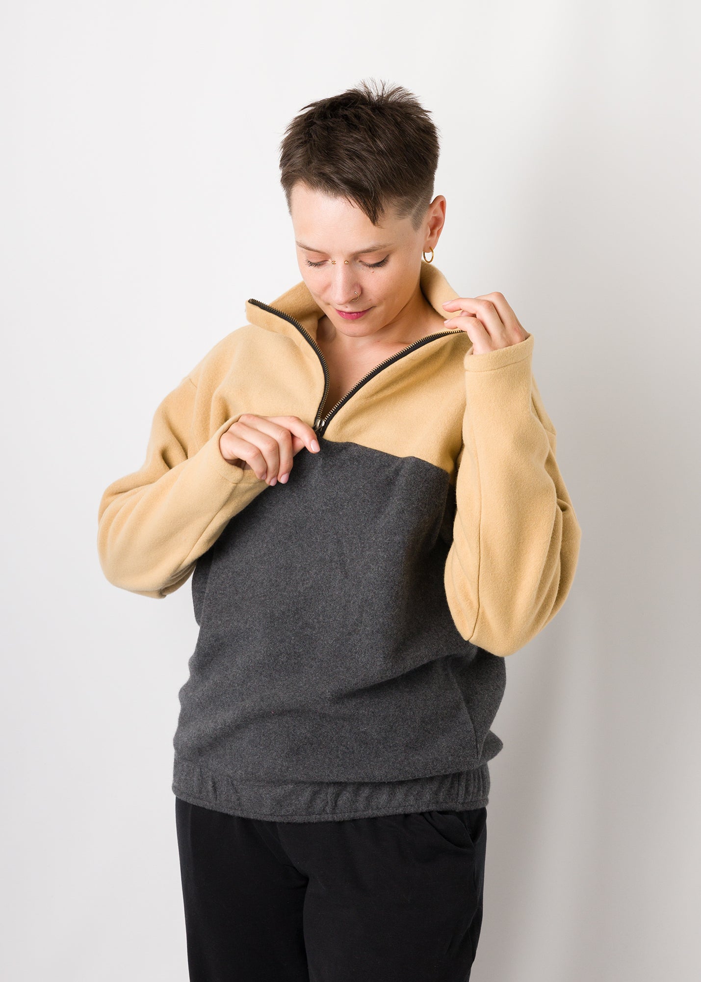 Melly trägt auf dem Foto 'Paul' Größe S, Fleece Ocker/Dunkelgrau