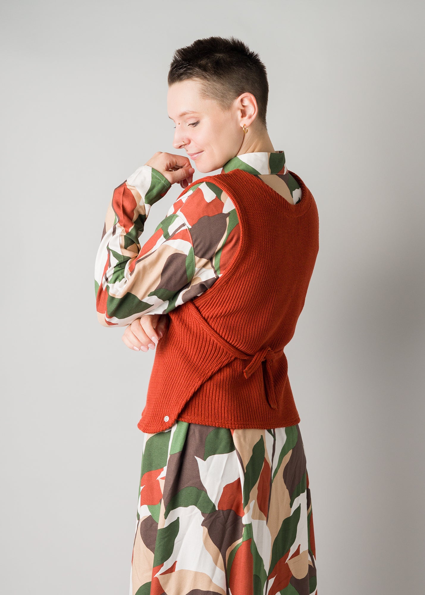 Melly trägt auf dem Foto 'Pia' Größe S/M, Strick