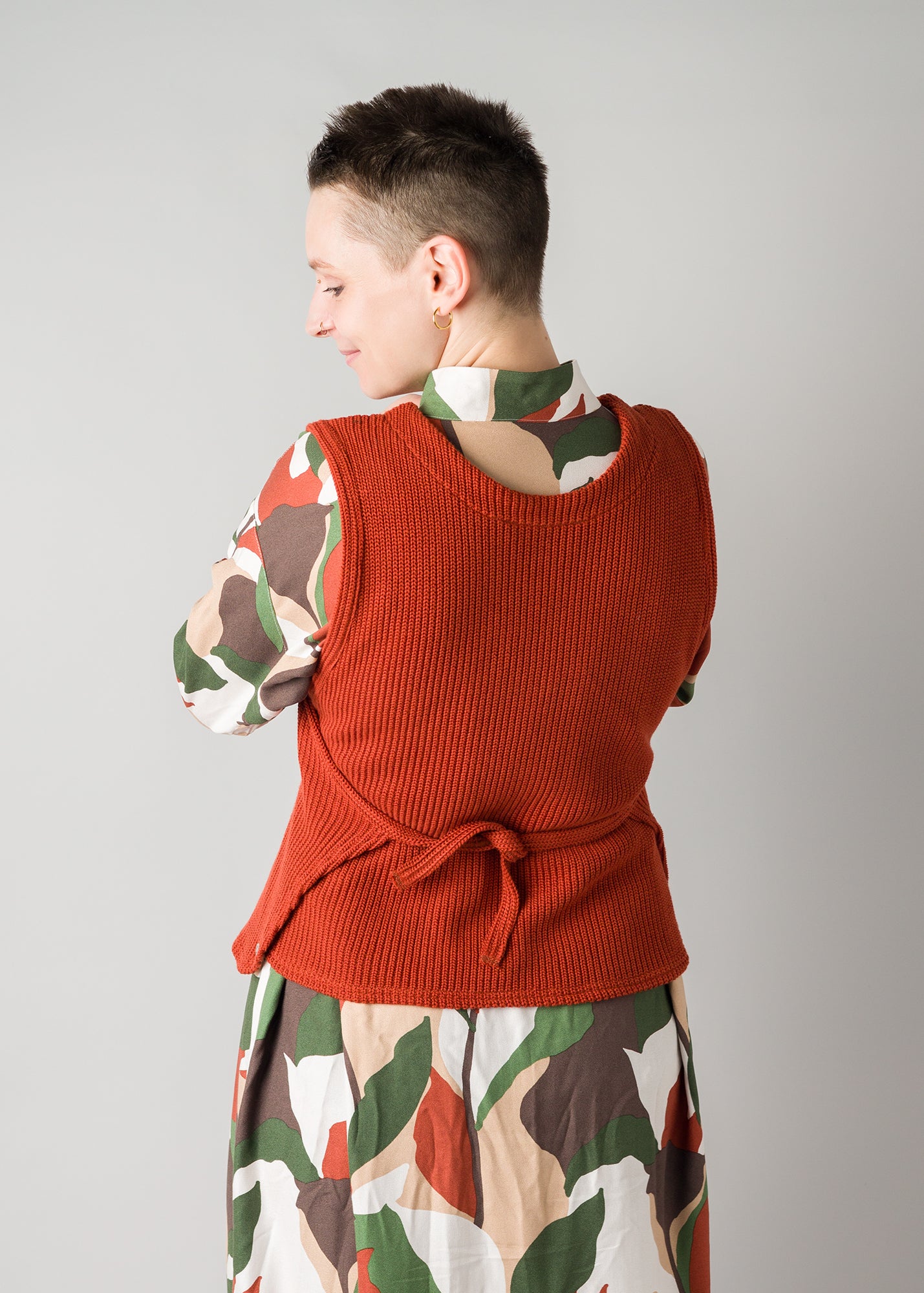 Melly trägt auf dem Foto 'Pia' Größe S/M, Strick