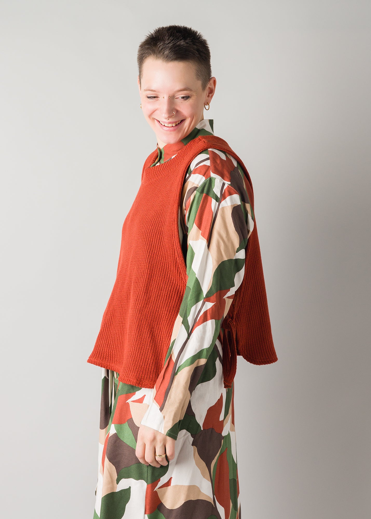 Melly trägt auf dem Foto 'Pia' Größe S/M, Strick