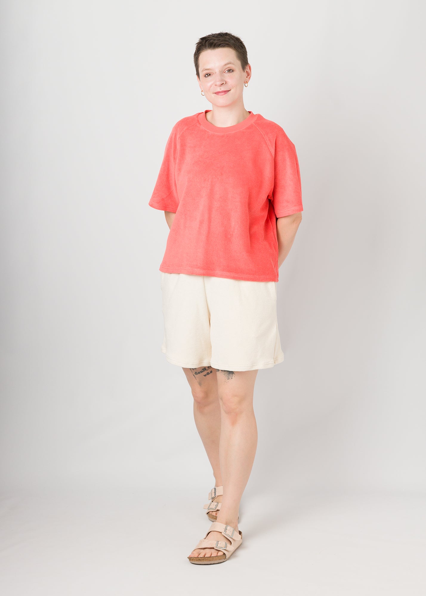 Melly trägt auf dem Foto 'Regina' Größe S, Frottee und 'Kira' Größe S, Frottee