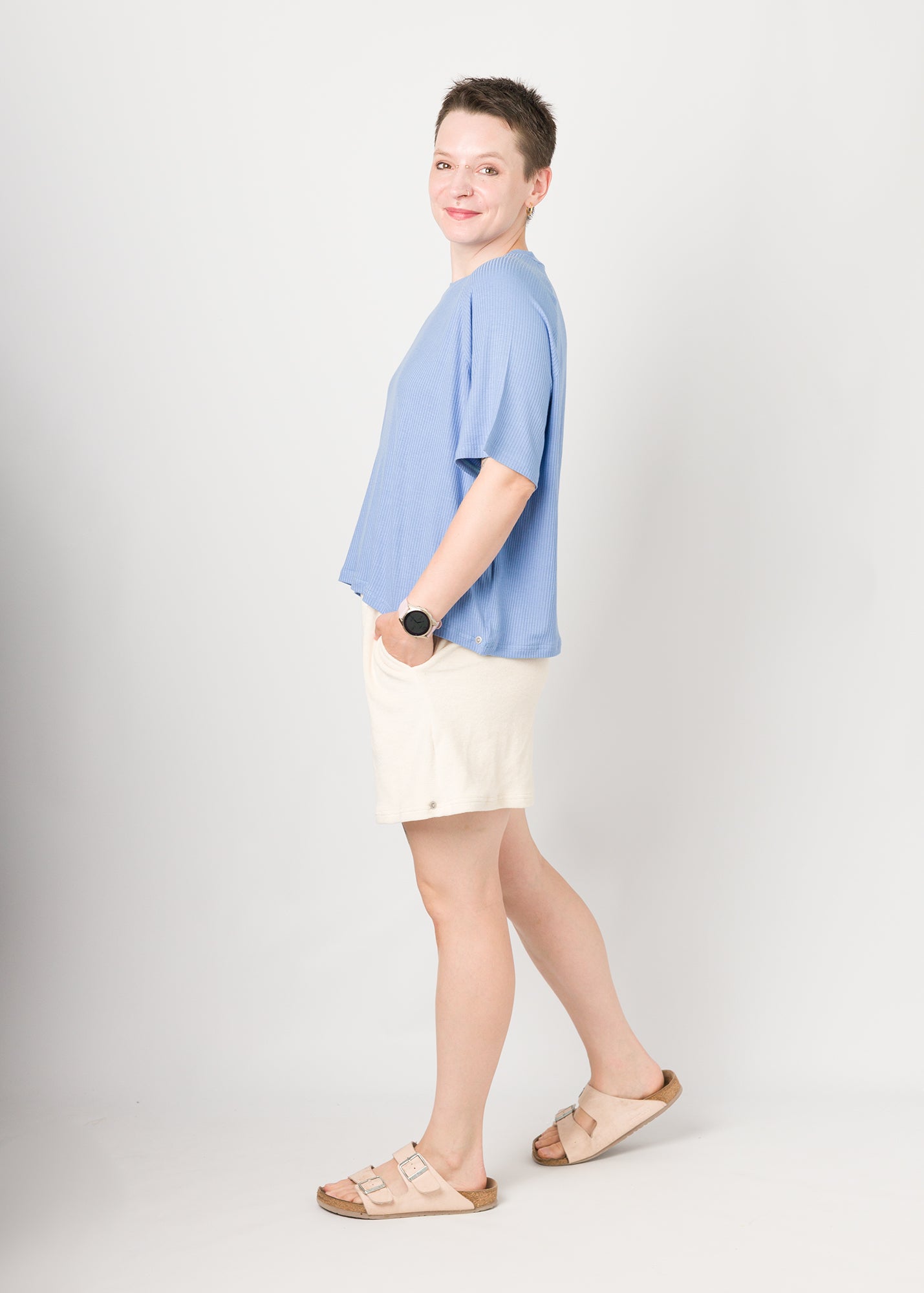 Melly trägt auf dem Foto 'Regina' Größe S, Rippjersey und 'Kira' Größe S, Frottee