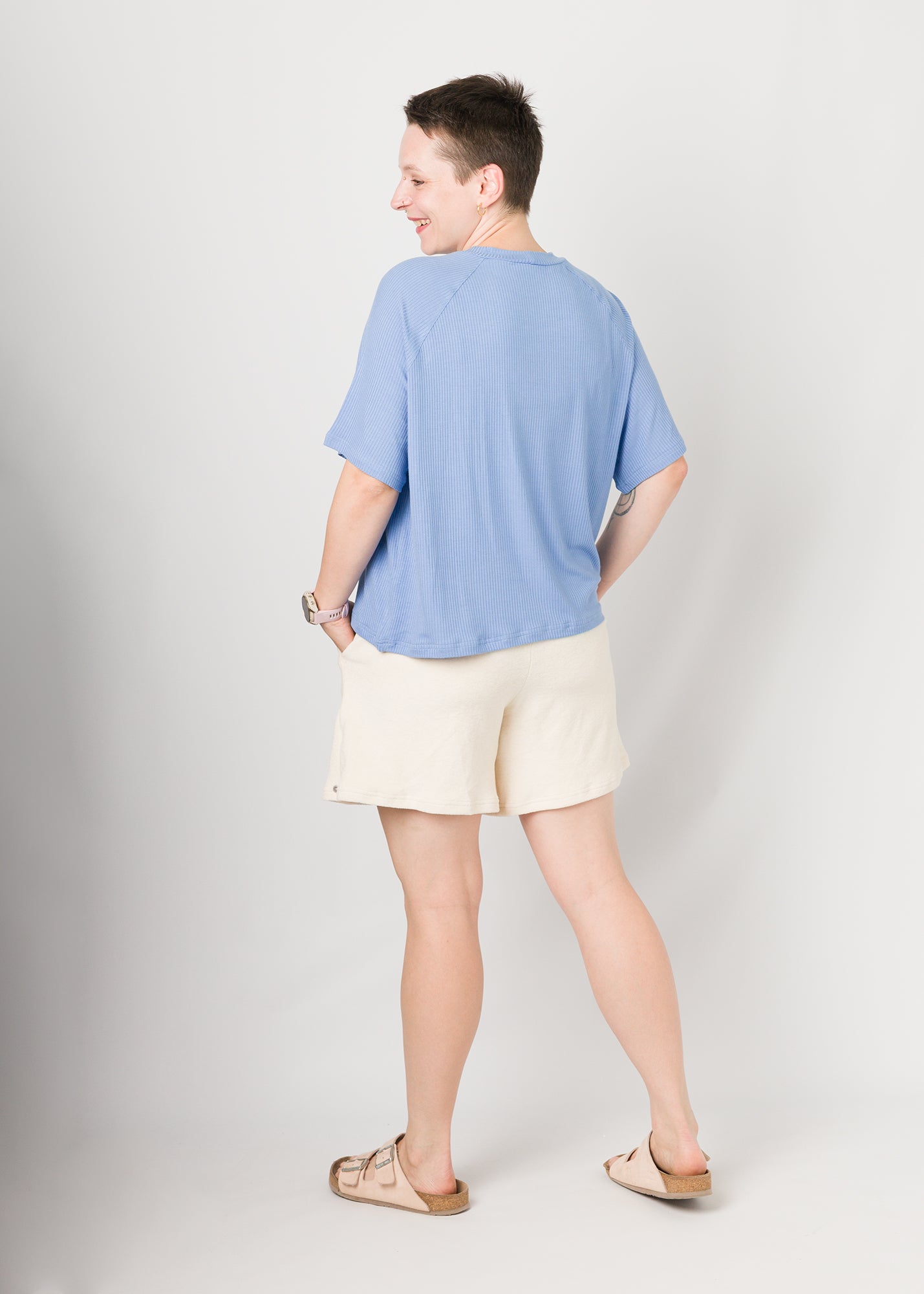 Melly trägt auf dem Foto 'Regina' Größe S, Rippjersey und 'Kira' Größe S, Frottee