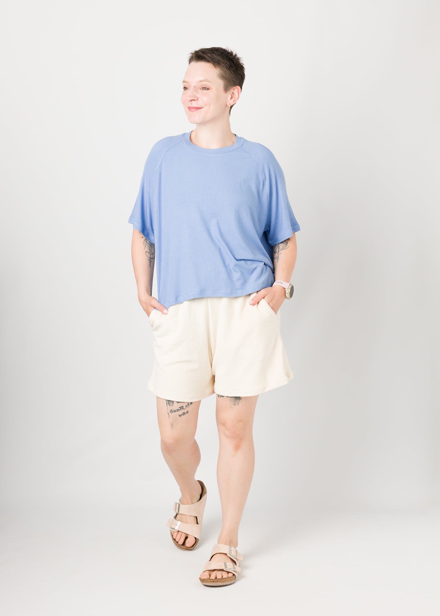 Melly trägt auf dem Foto 'Regina' Größe S, Rippjersey und 'Kira' Größe S, Frottee