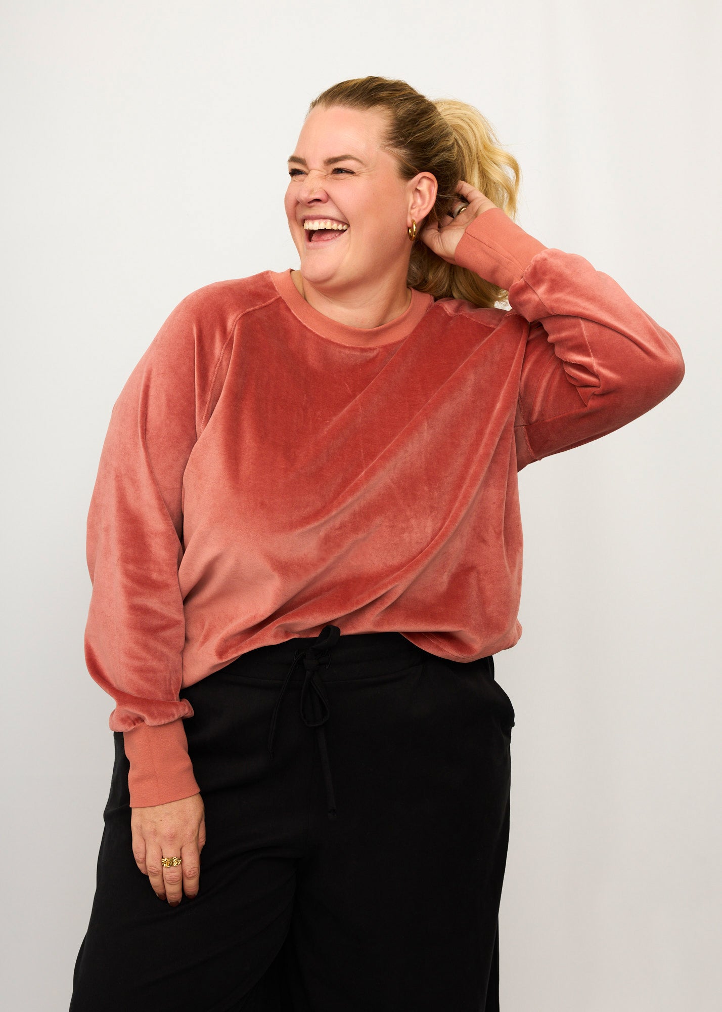 Nina trägt auf dem Foto 'Regina' Größe 3XL, Velvet rosé