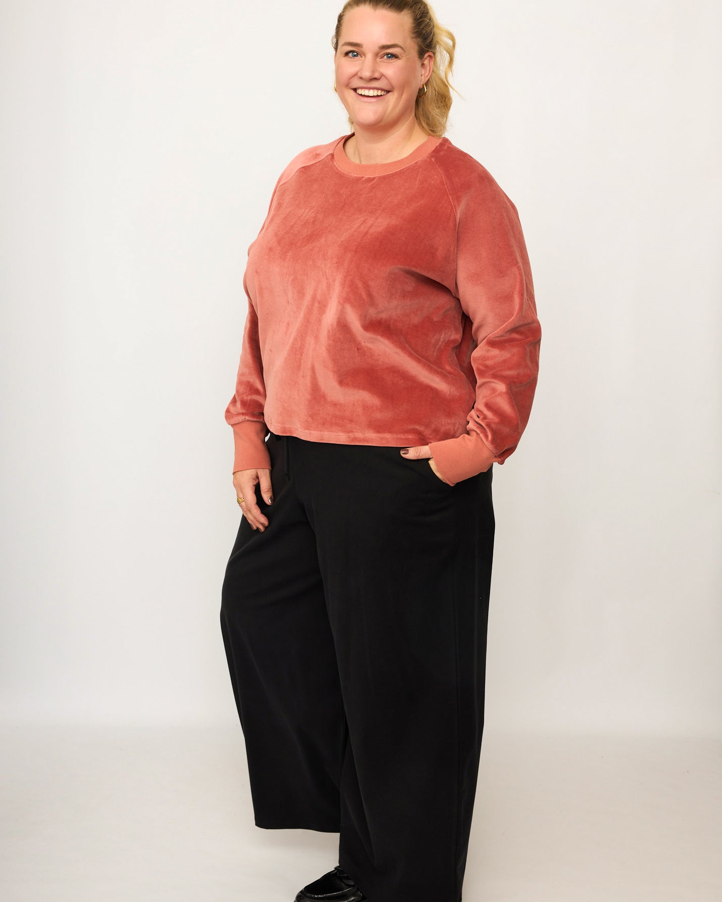 Nina trägt auf dem Foto 'Holly' weites Bein Größe 4XL, Tenceltwill schwarz und 'Regina' Größe 3XL, Velvet rosé