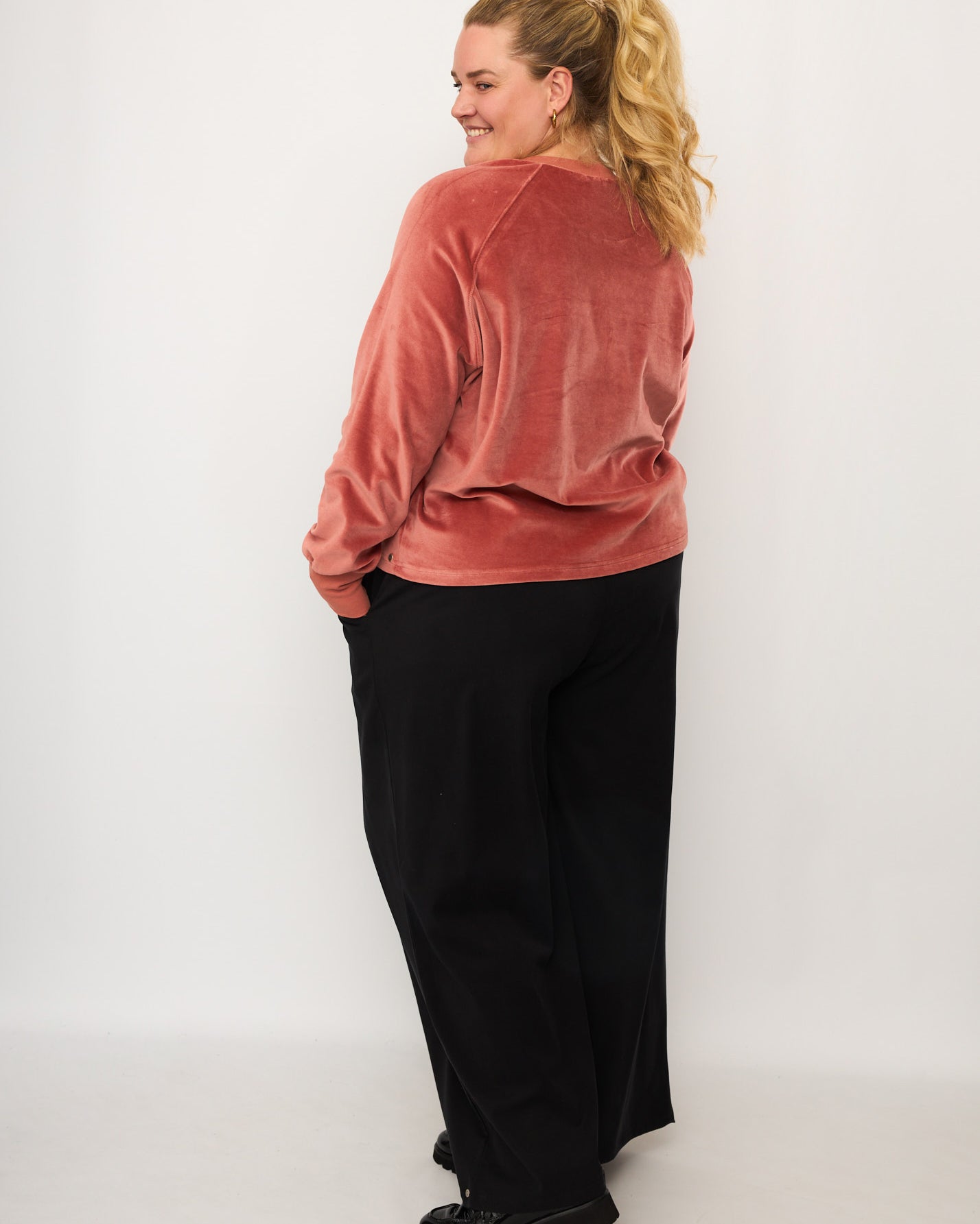 Nina trägt auf dem Foto 'Holly' weites Bein Größe 4XL, Tenceltwill schwarz und 'Regina' Größe 3XL, Velvet rosé