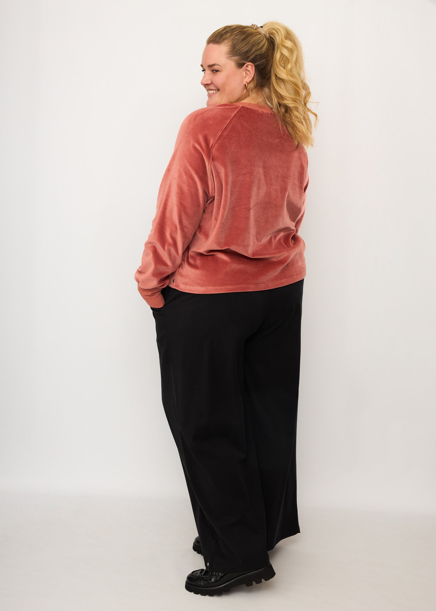 Nina trägt auf dem Foto 'Holly' weites Bein Größe 4XL, Tenceltwill schwarz und 'Regina' Größe 3XL, Velvet rosé