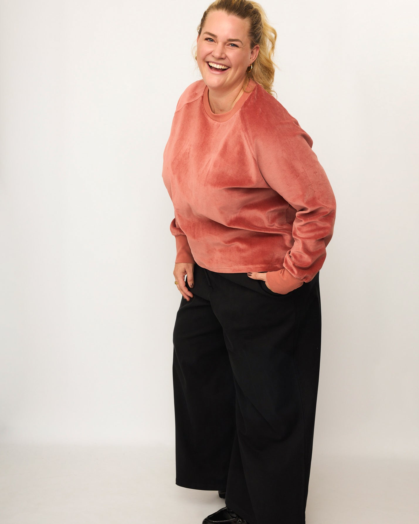 Nina trägt auf dem Foto 'Holly' weites Bein Größe 4XL, Tenceltwill schwarz und 'Regina' Größe 3XL, Velvet rosé