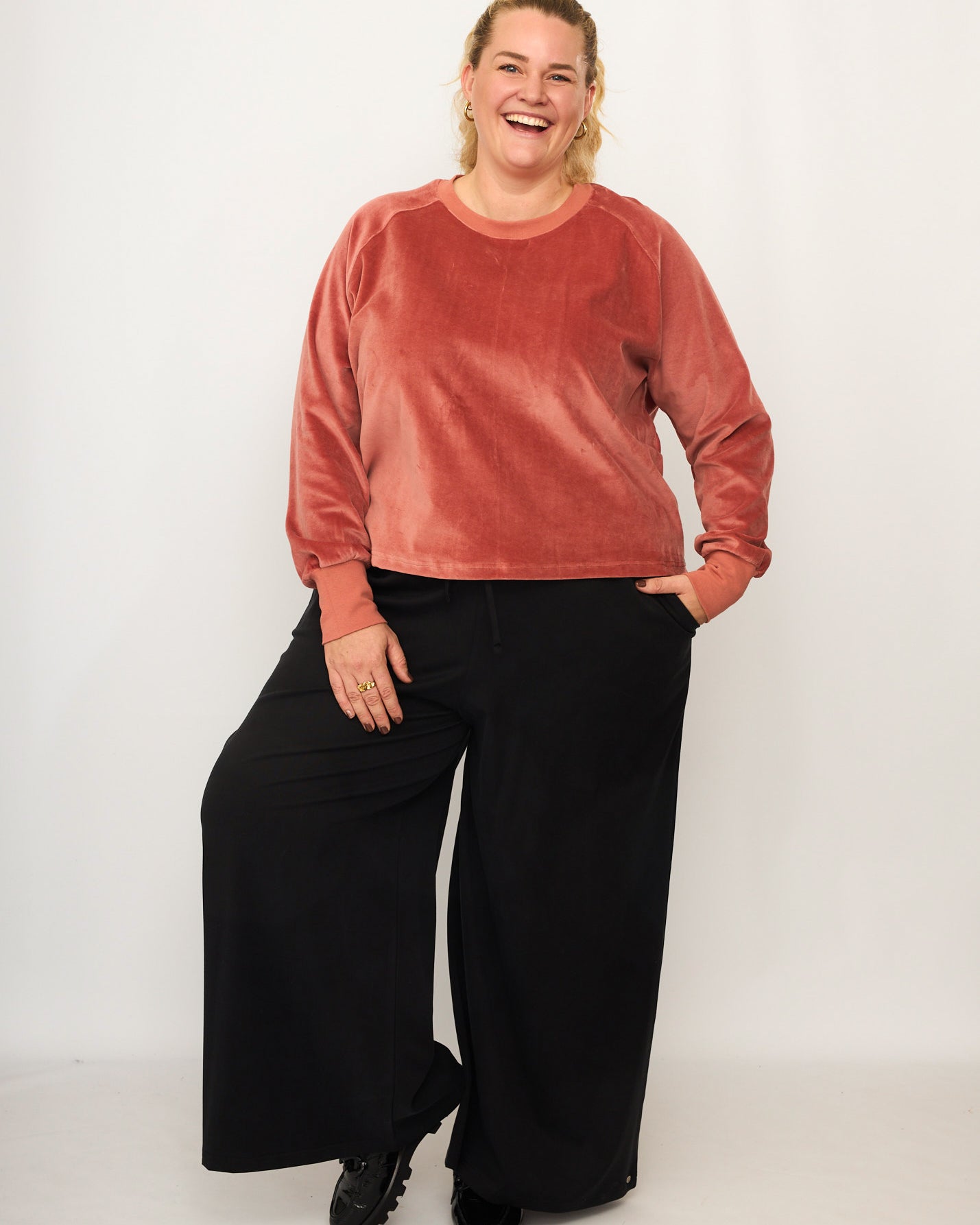 Nina trägt auf dem Foto 'Holly' weites Bein Größe 4XL, Tenceltwill schwarz und 'Regina' Größe 3XL, Velvet rosé