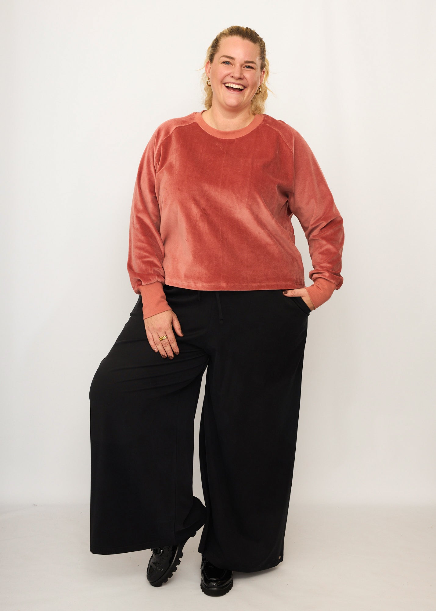 Nina trägt auf dem Foto 'Holly' weites Bein Größe 4XL, Tenceltwill schwarz und 'Regina' Größe 3XL, Velvet rosé