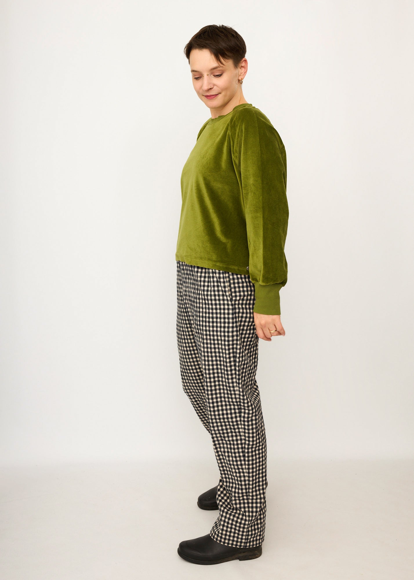 Melly trägt auf dem Foto 'Sally' mit Taschen Größe L, Seersucker schwarz-creme und 'Regina' Größe S, Velvet moosgrün