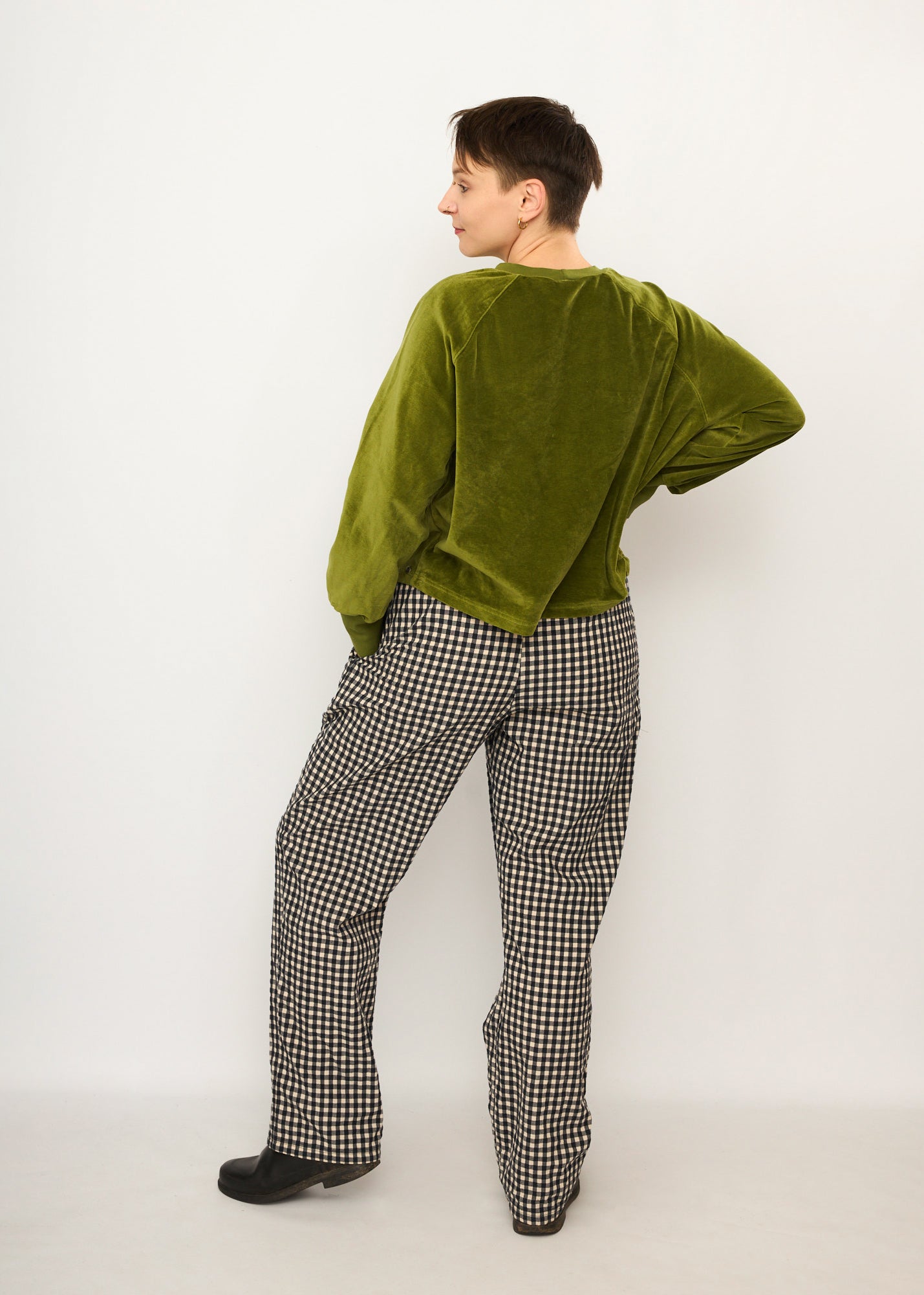 Melly trägt auf dem Foto 'Sally' mit Taschen Größe L, Seersucker schwarz-creme und 'Regina' Größe S, Velvet moosgrün