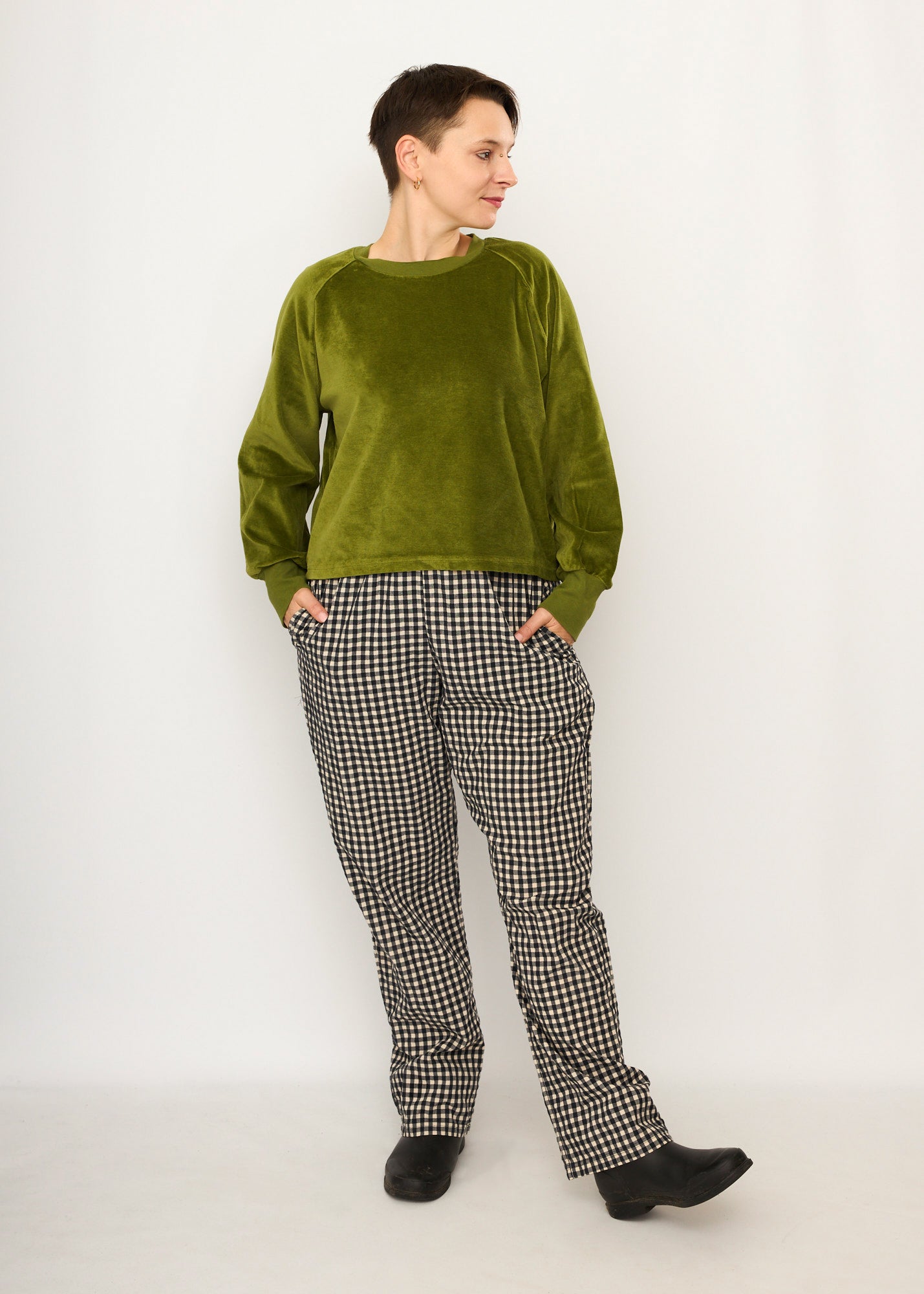 Melly trägt auf dem Foto 'Sally' mit Taschen Größe L, Seersucker schwarz-creme und 'Regina' Größe S, Velvet moosgrün