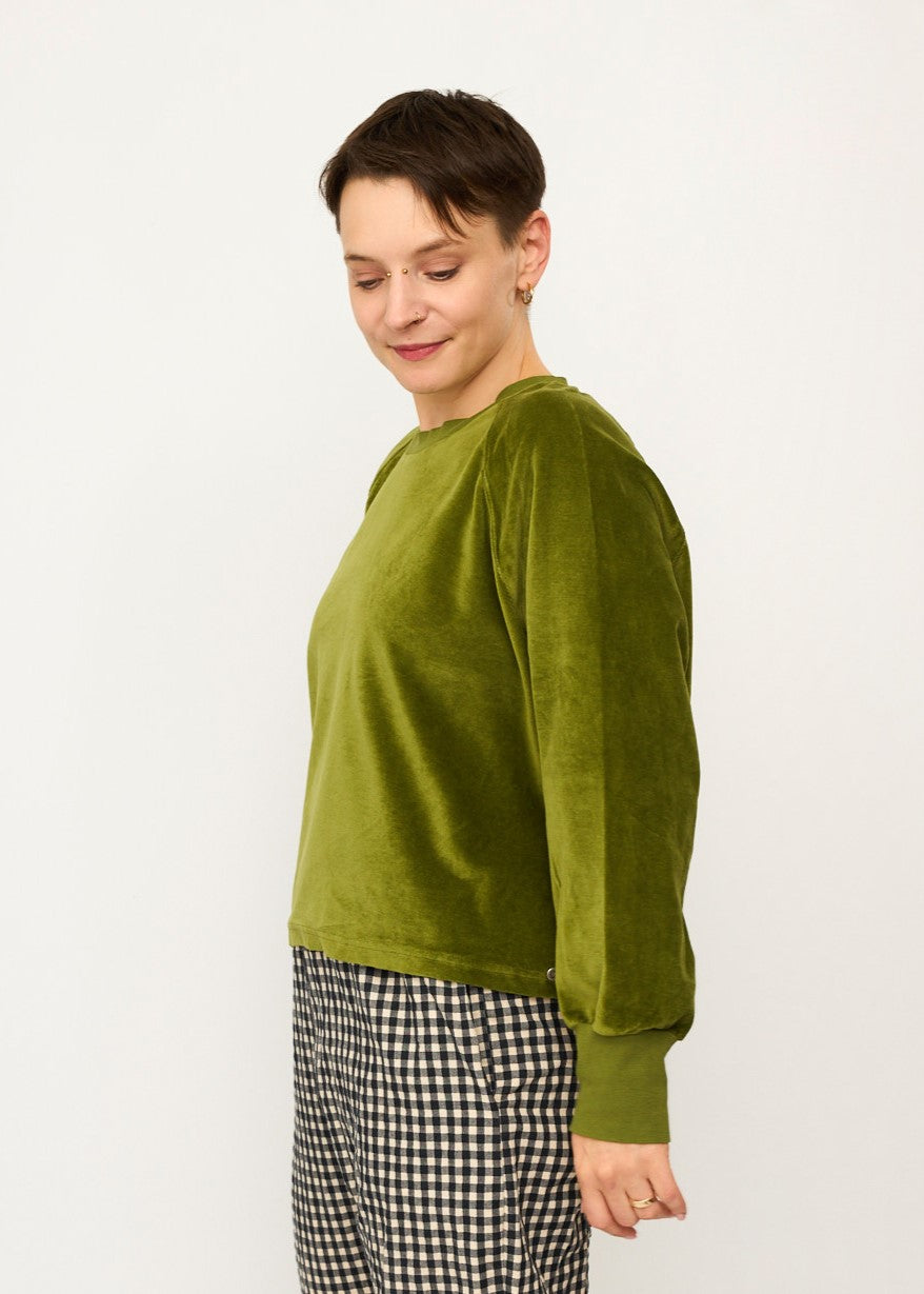 Melly trägt auf dem Foto 'Regina' Größe S, Velvet moosgrün