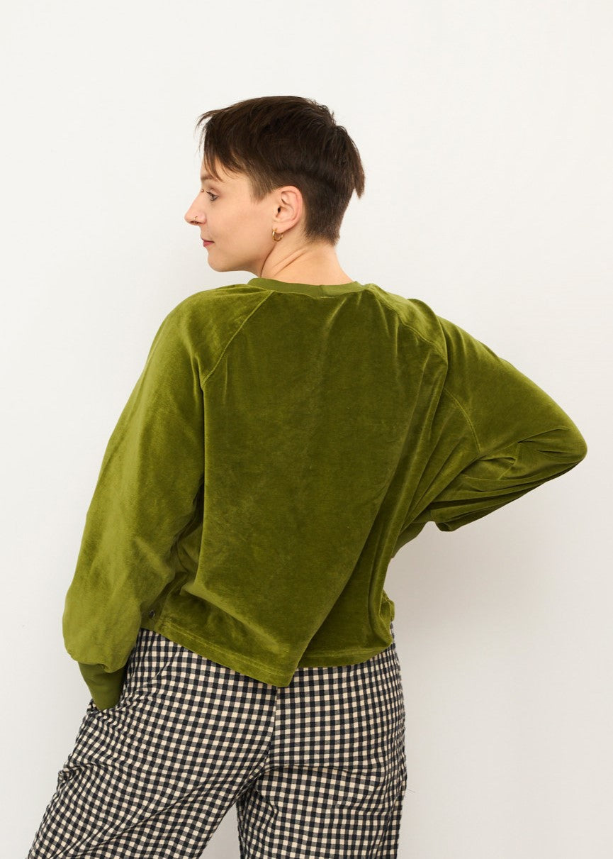 Melly trägt auf dem Foto 'Regina' Größe S, Velvet moosgrün