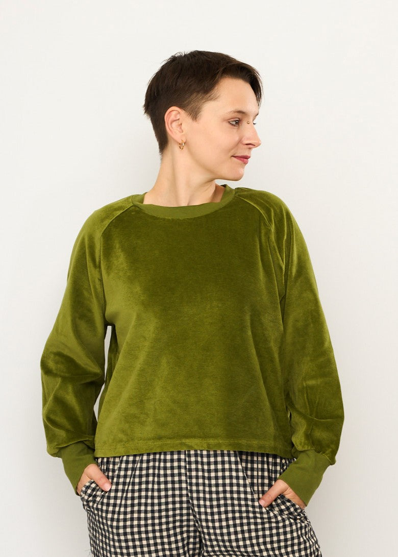 Melly trägt auf dem Foto 'Regina' Größe S, Velvet moosgrün