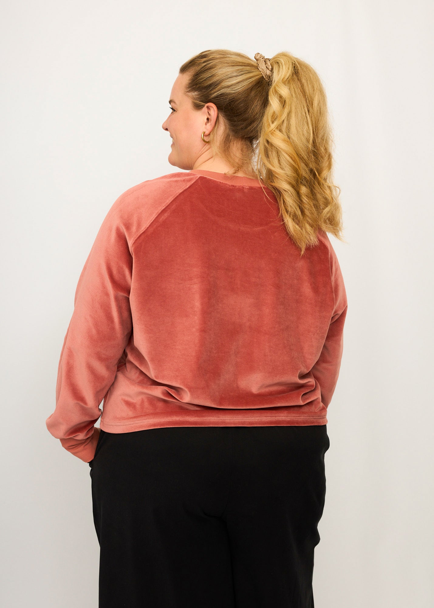 Nina trägt auf dem Foto 'Regina' Größe 3XL, Velvet rosé