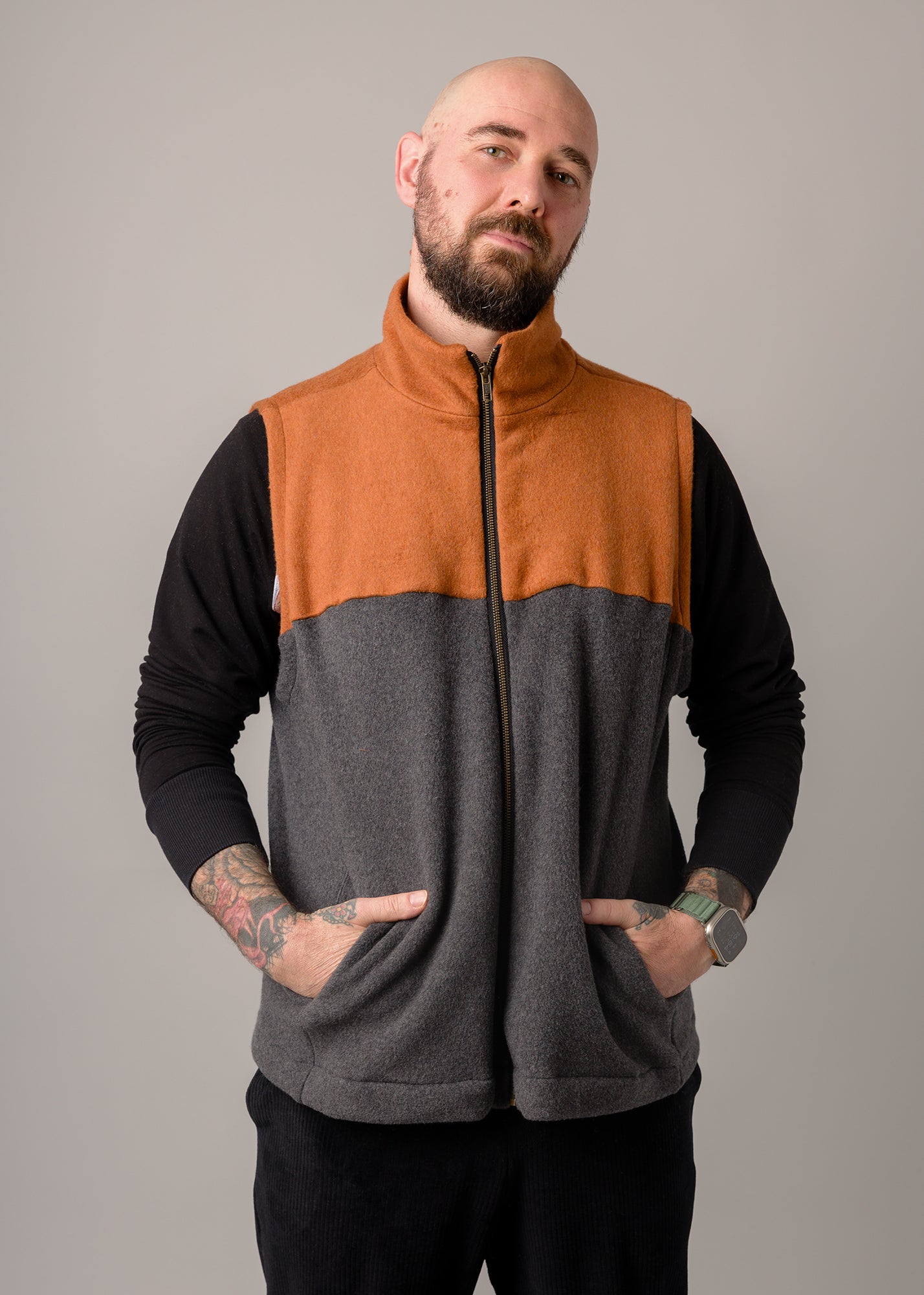 Robert trägt 'Wilhelm' Größe L, ohne Saumgummi, Fleece rostrot und dunkelgrau