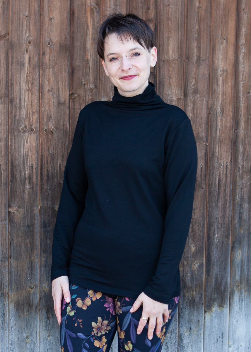 Melly trägt auf dem Foto Größe S, Tencelsweat schwarz