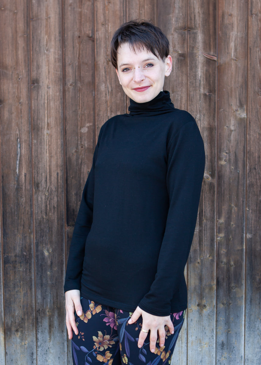 Melly trägt auf dem Foto Größe S, Tencelsweat schwarz