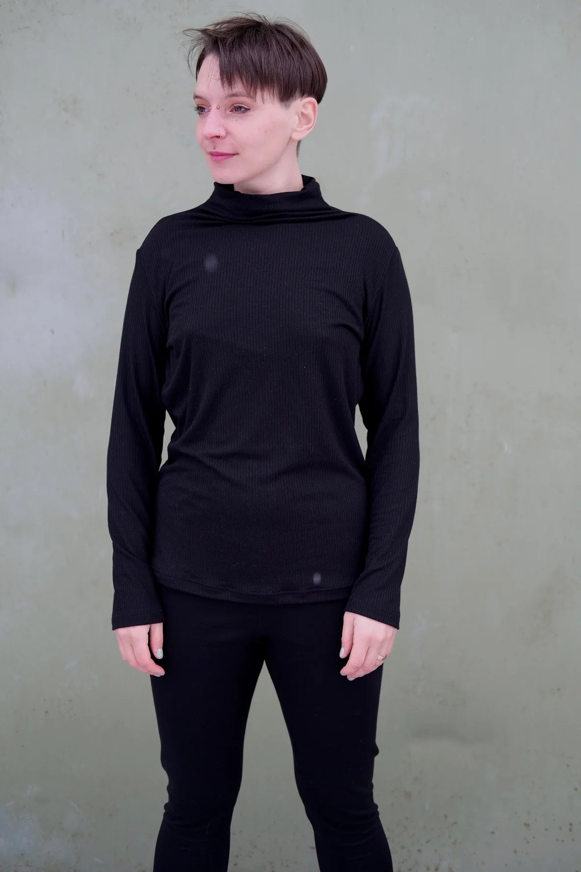 Melly trägt auf dem Foto Größe S, Tencelsweat schwarz