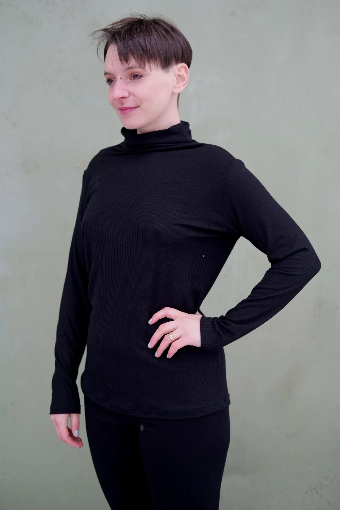 Melly trägt auf dem Foto Größe S, Tencelsweat schwarz