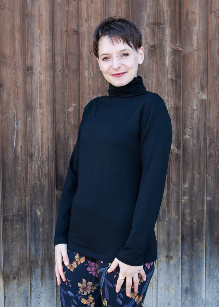 Melly trägt auf dem Foto Größe S, Tencelsweat schwarz