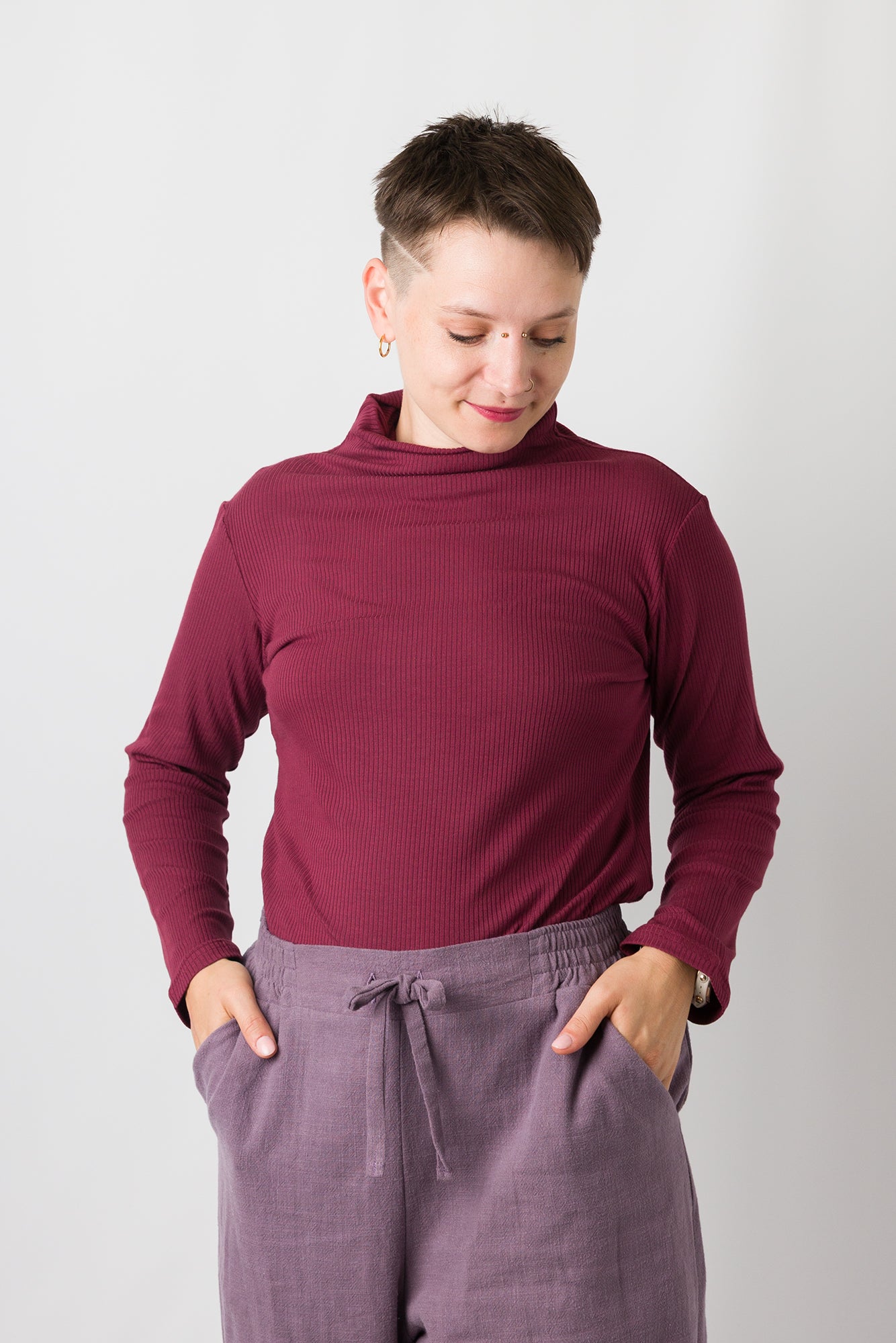 Melly trägt auf dem Foto Größe S, Rippjersey burgund