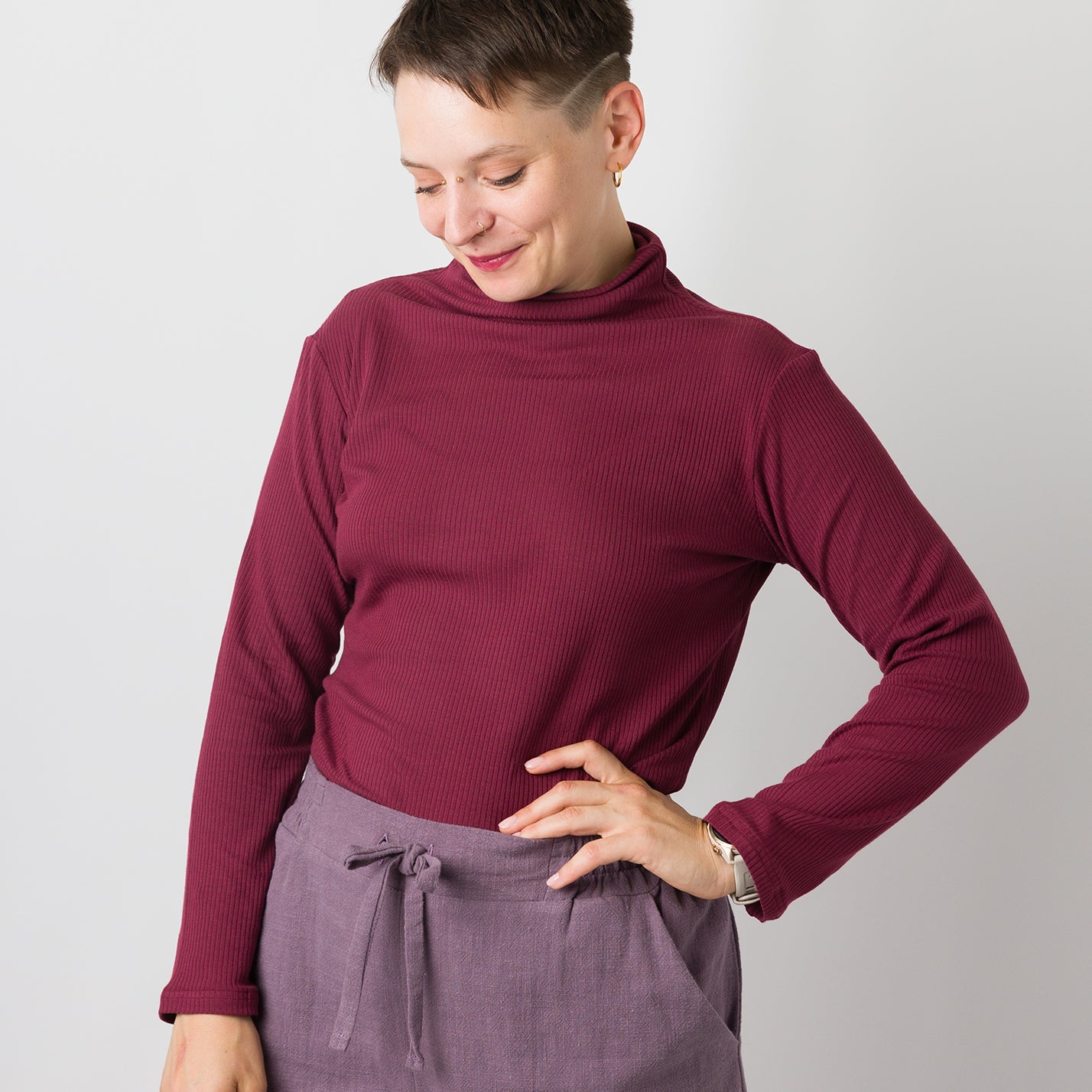 Melly trägt auf dem Foto Größe S, Rippjersey burgund