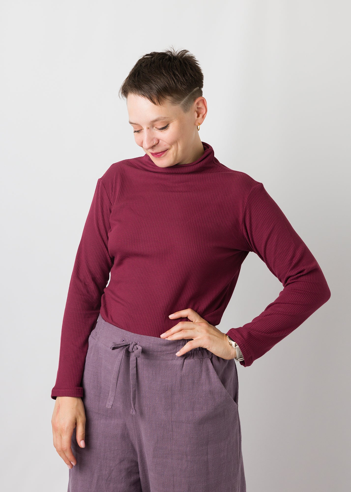 Melly trägt auf dem Foto Größe S, Rippjersey burgund