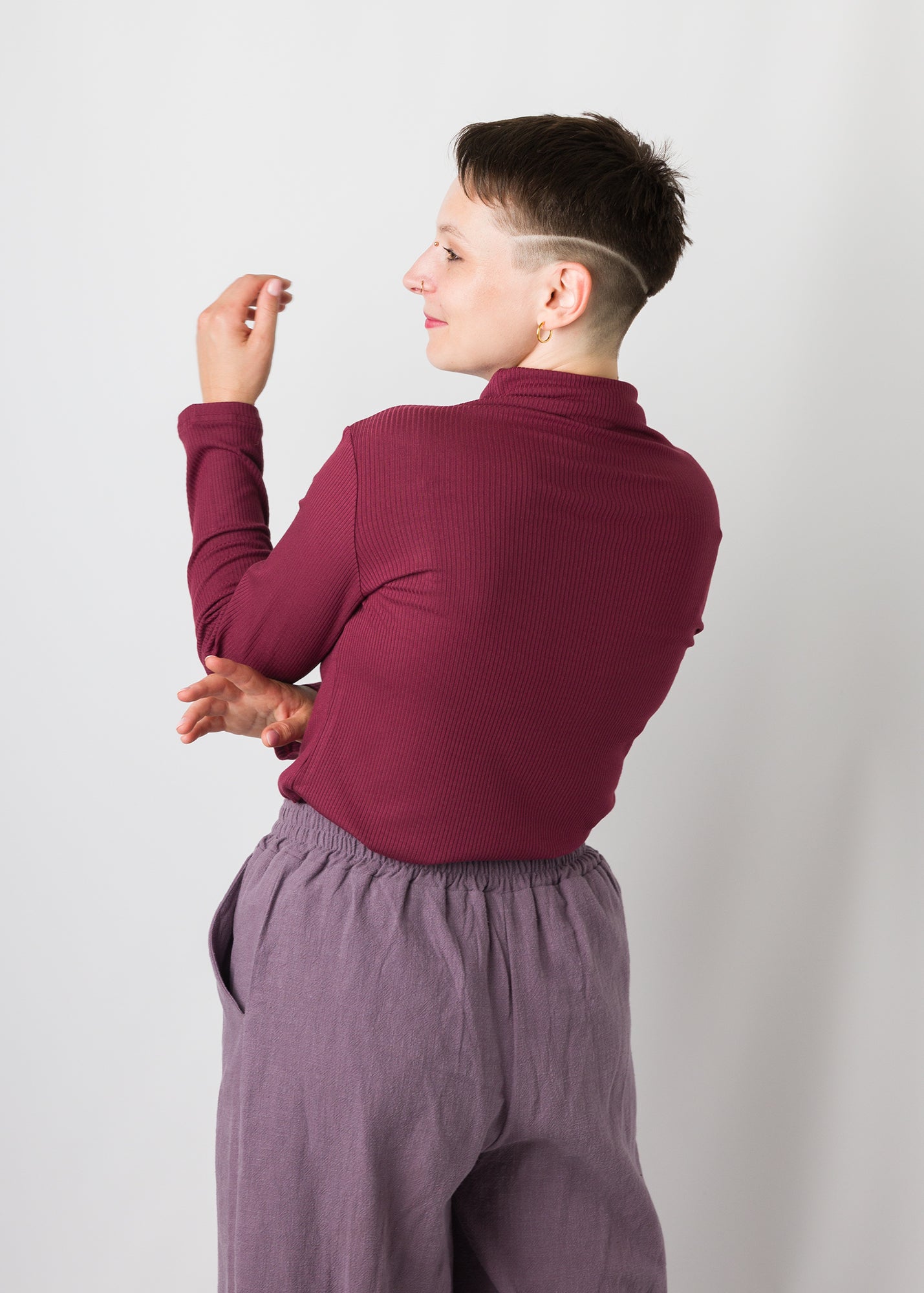 Melly trägt auf dem Foto Größe S, Rippjersey burgund