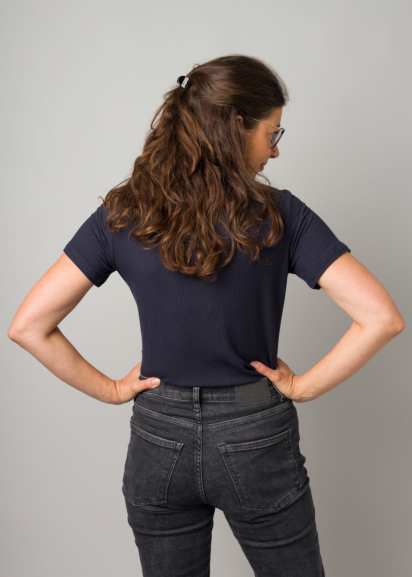 Mel trägt auf dem Foto Größe XS, Rippjersey dunkelblau