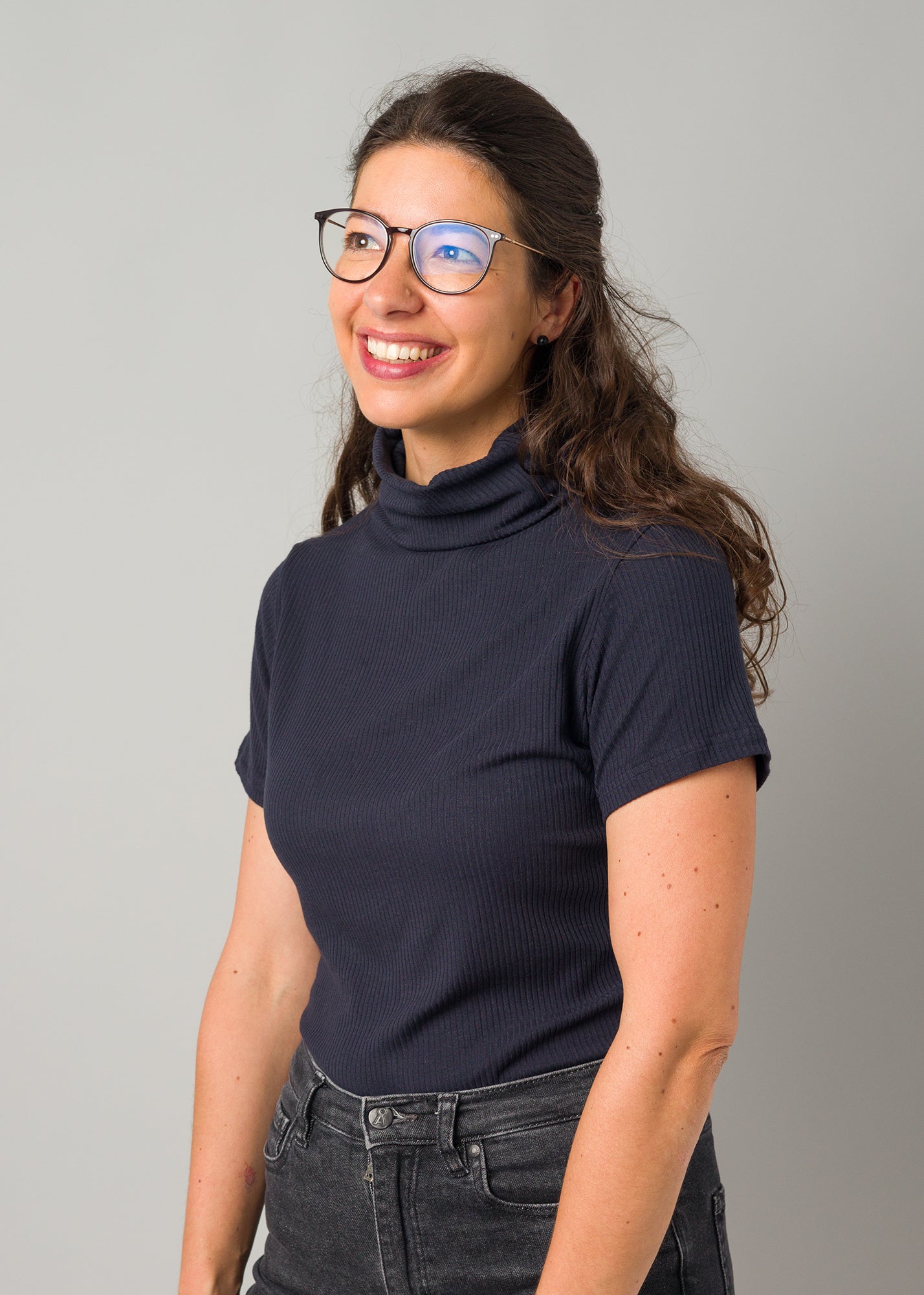 Mel trägt auf dem Foto Größe XS, Rippjersey dunkelblau