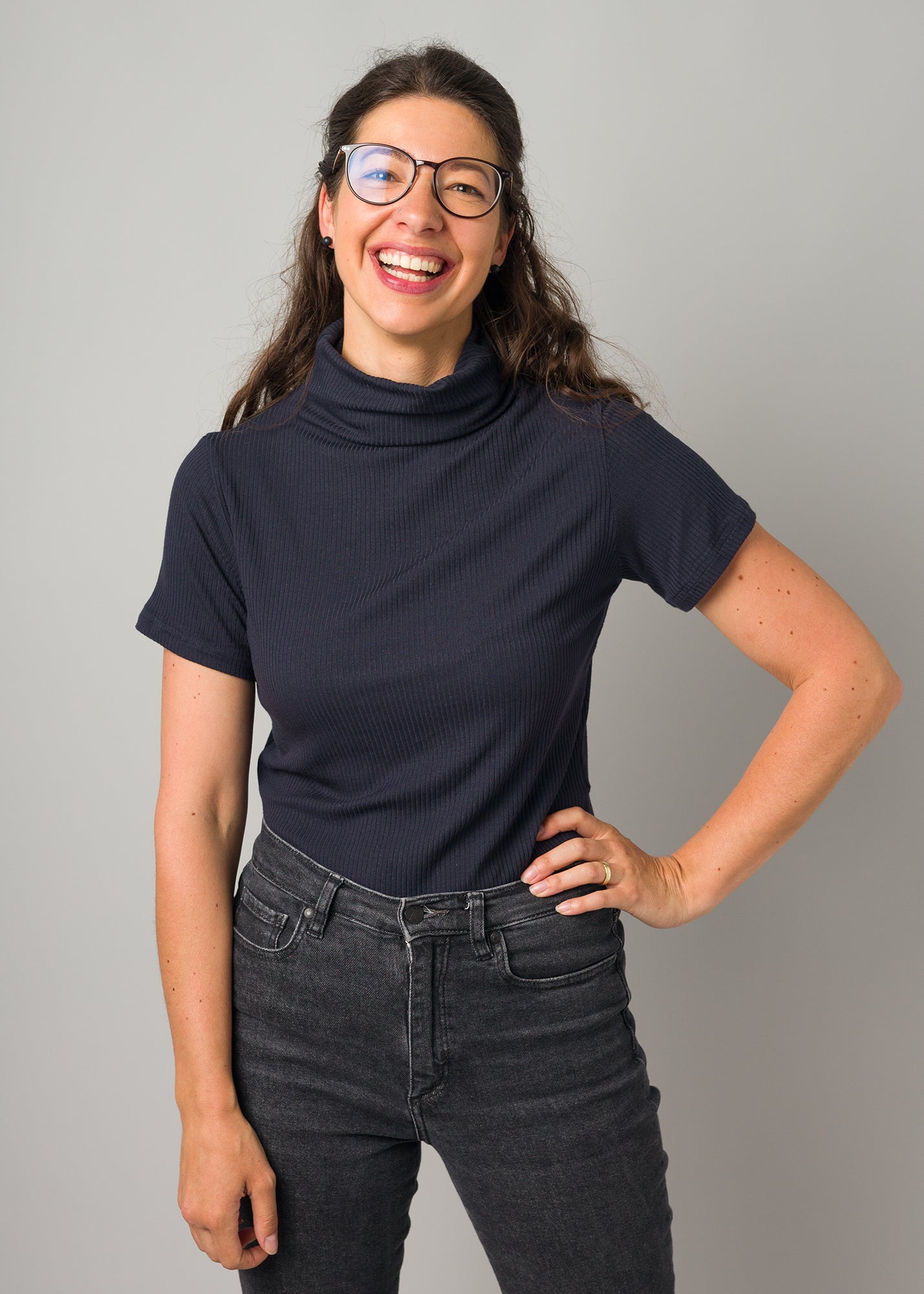 Mel trägt auf dem Foto Größe XS, Rippjersey dunkelblau