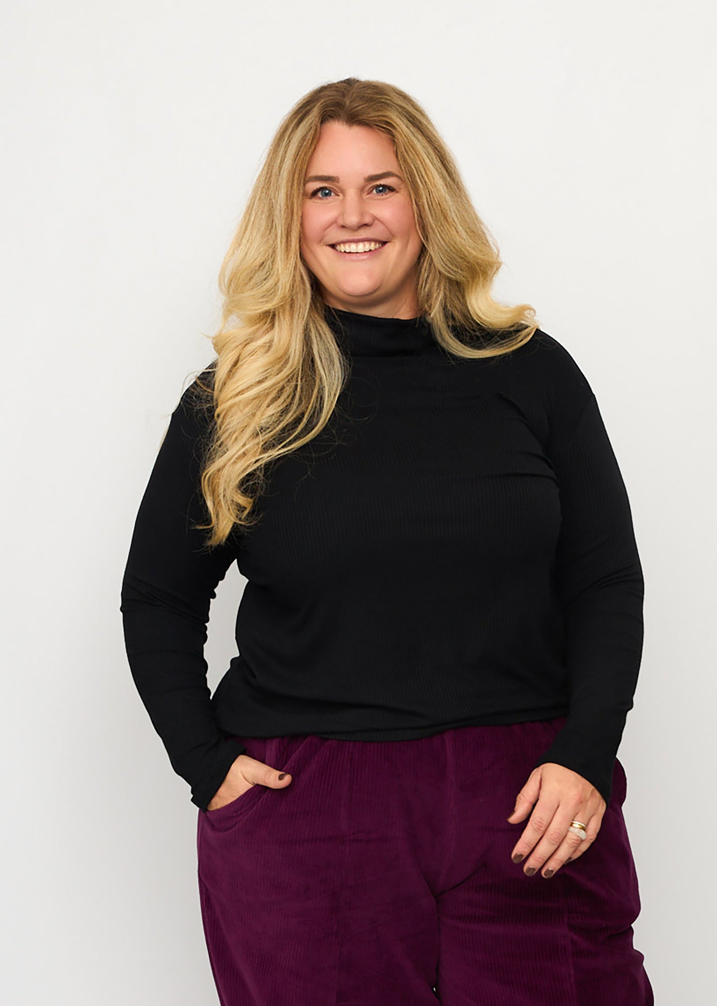 Nina trägt auf dem Foto 'Rosalie' Größe XXXL, Rippjersey schwarz