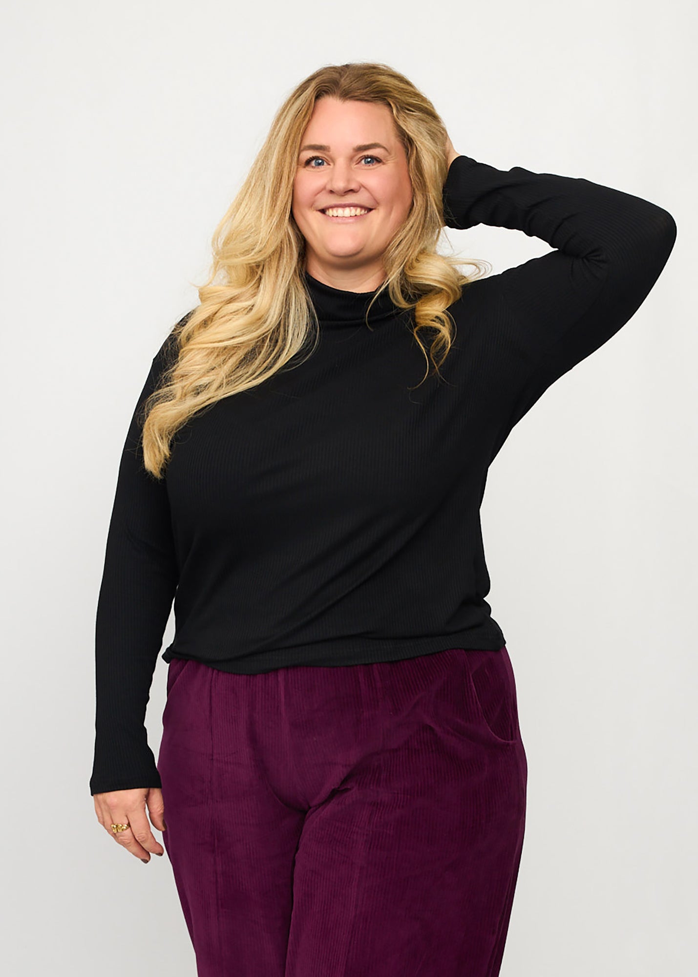 Nina trägt auf dem Foto 'Rosalie' Größe XXXL, Rippjersey schwarz