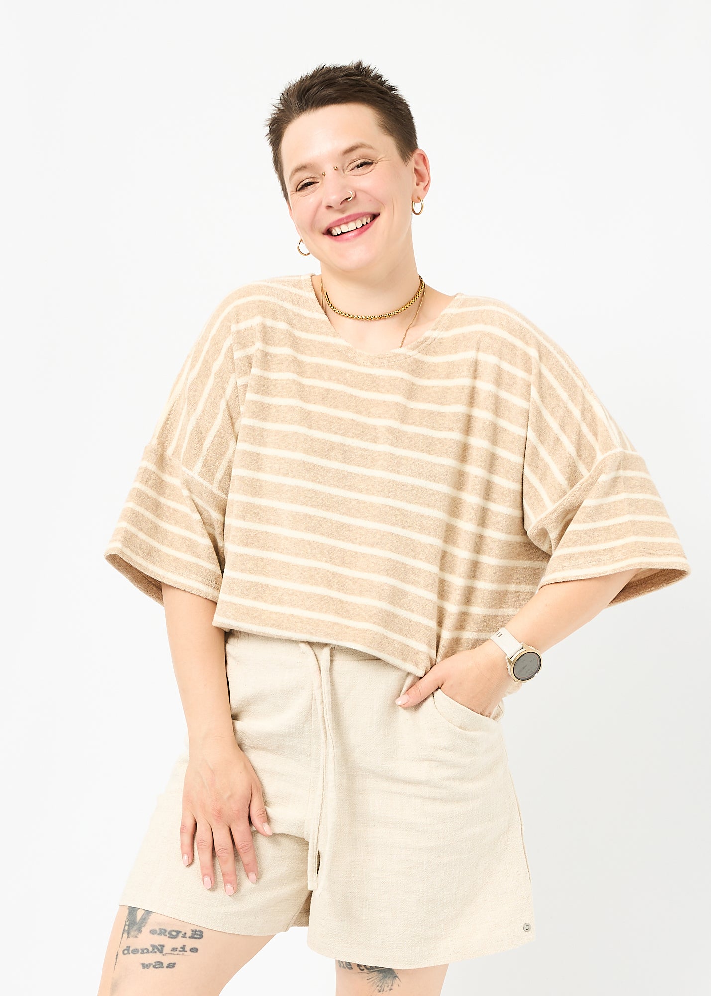Melly trägt das Shirt Sammy in Größe M und die kurze Hose Holly in Leinen natur Größe M.